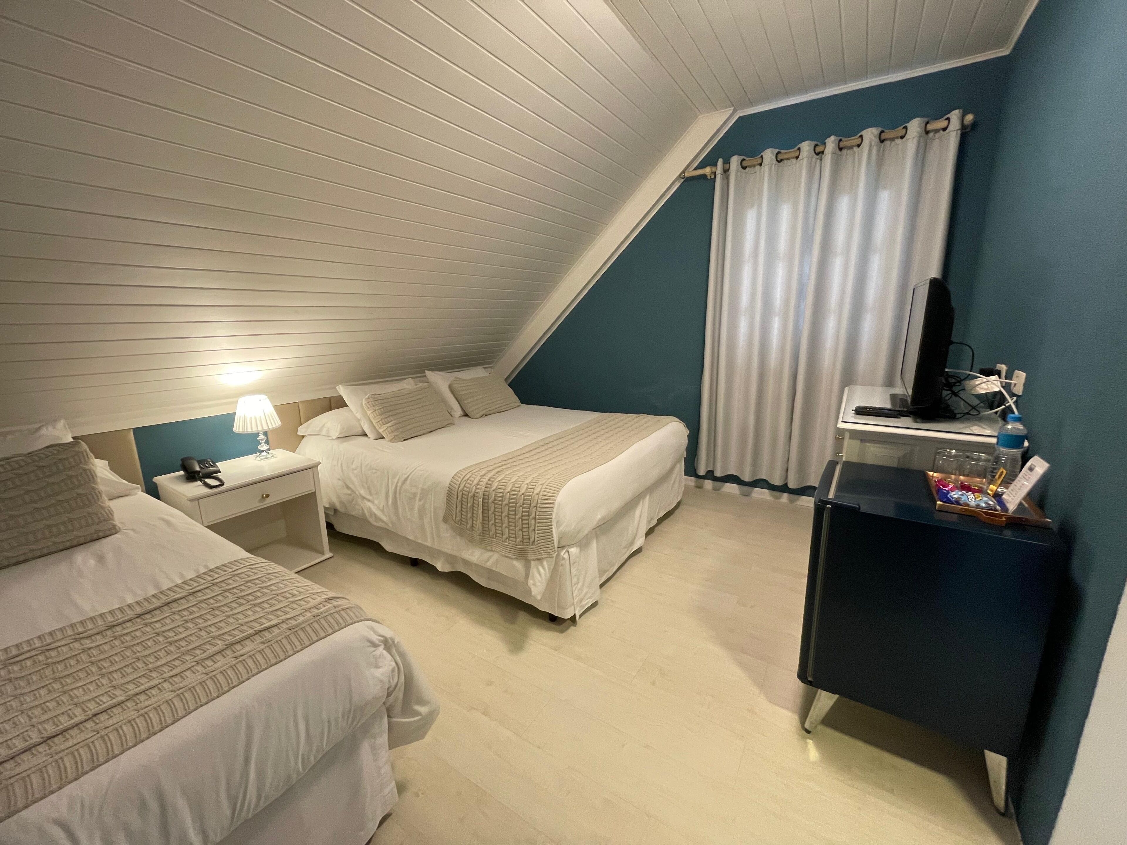 Deluxe driepersoonskamer, uitzicht op de stad | Een kluis op de kamer, verduisterende gordijnen, gratis wifi