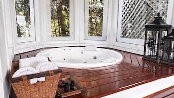 Premium Double Room, 1 King Bed, Courtyard View | In-room safe, blackout drapes, free WiFi