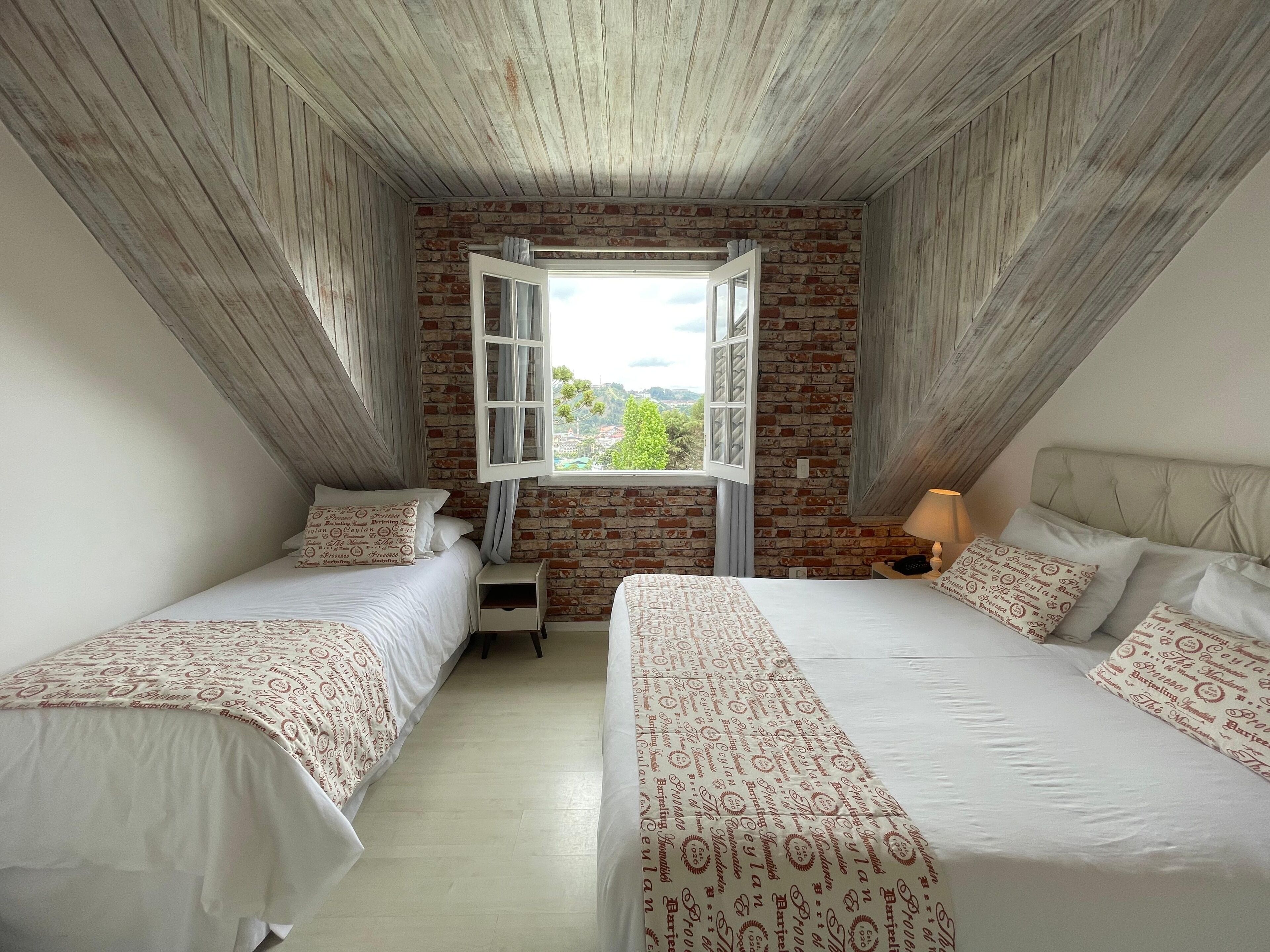 Deluxe driepersoonskamer, uitzicht op de stad | Een kluis op de kamer, verduisterende gordijnen, gratis wifi