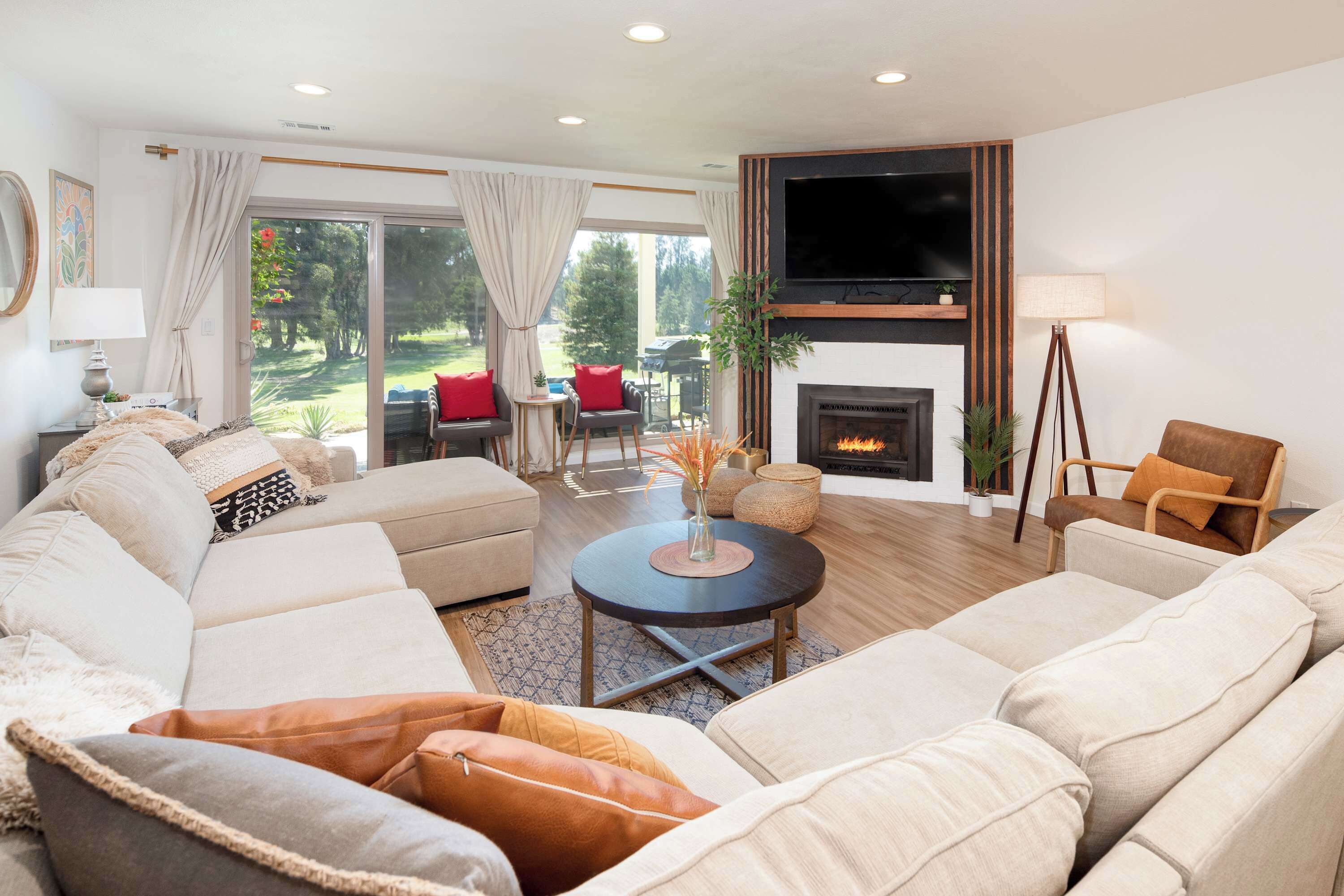 تلفزيون، مدفأة، مكتب