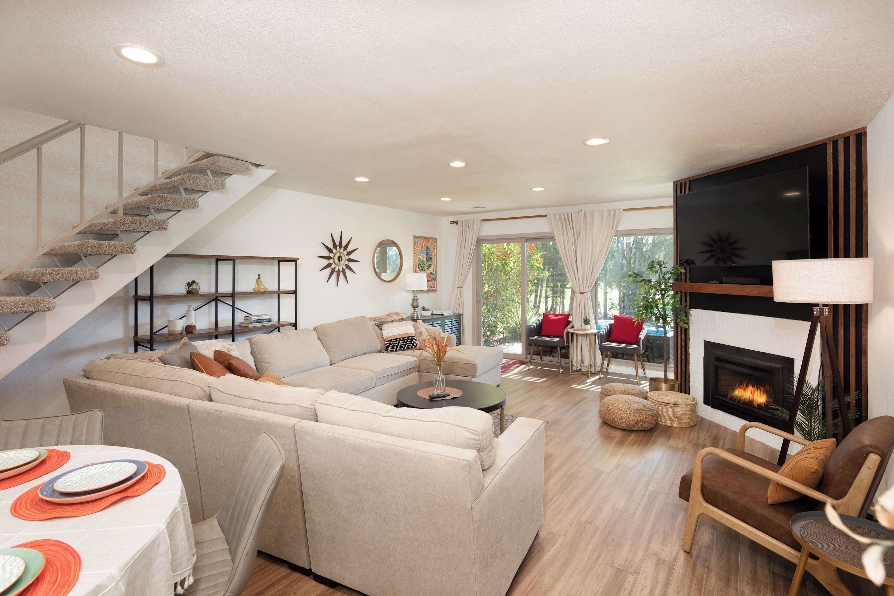 Televisión, chimenea y oficina 