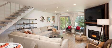 Televisión, chimenea y oficina