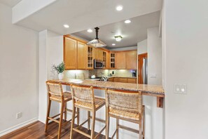 Fridge, microwave, oven, stovetop - Calm Coastal Retreat in Avila Beach (Avila Beach)