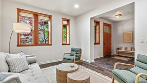 A living room with a sofa, two armchairs, a lamp, and a coffee table. - Calm Coastal Retreat in Avila Beach (Avila Beach)
