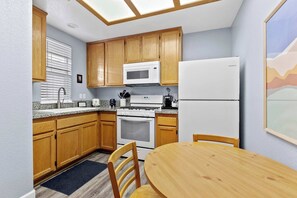 Fridge, microwave, oven, stovetop - The Seaside Sunshine (Oceano)