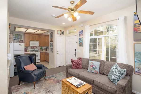 TV, fireplace - Tide & Treasures (Oceano)