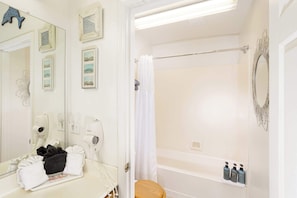 Shower, hair dryer, towels - Tide & Treasures (Oceano)