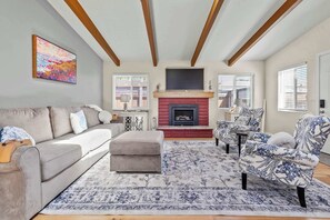 TV, fireplace, offices - The Bay Escape (Baywood-Los Osos)