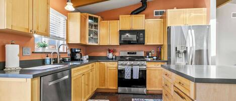 Refrigerador, microondas, horno y parrilla de estufa