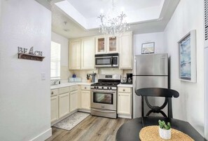 Jääkaappi, mikroaaltouuni, uuni, liesi