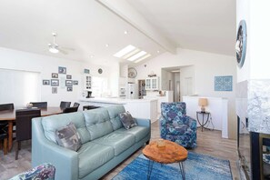 TV, fireplace