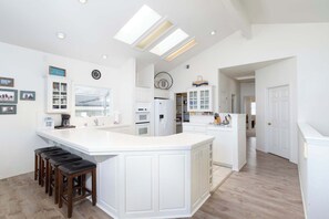 Frigorífic, microones, forn i placa de cuina 