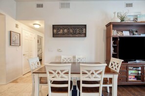 Dining - Downtown Pismo Beach modern, updated, single-level (Pismo Beach)