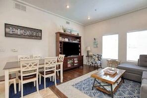 TV - Downtown Pismo Beach modern, updated, single-level (Pismo Beach)