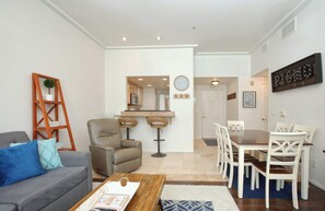 TV - Downtown Pismo Beach modern, updated, single-level (Pismo Beach)