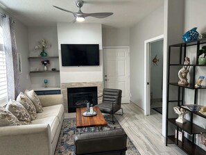 TV, fireplace - Coconut Cubby (Oceano)