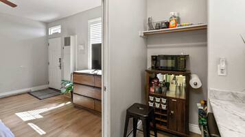 Microondas, cafetera o tetera, tostadora y utensilios de cocina