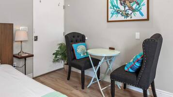 Tabla de planchar con plancha, wifi, ropa de cama