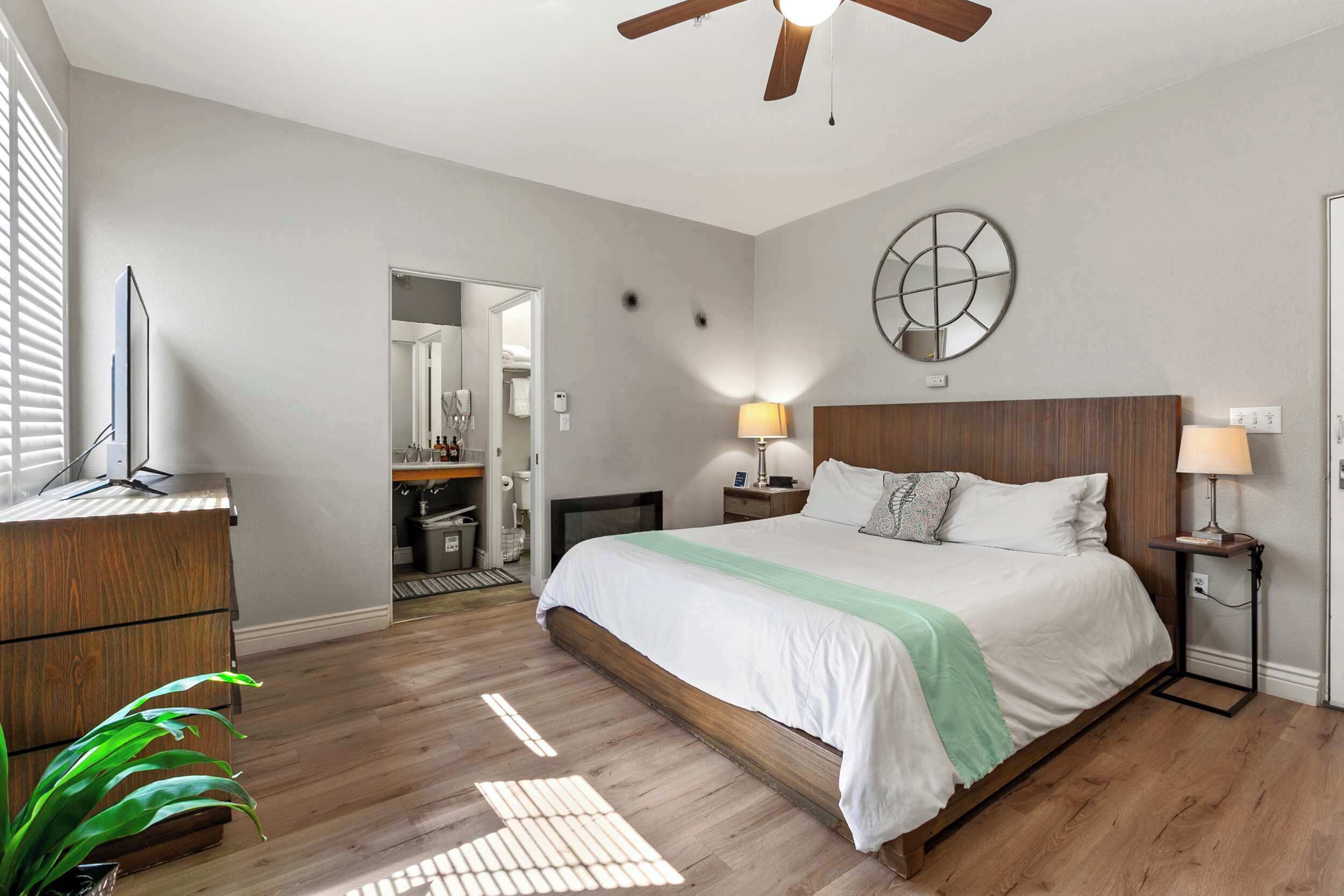 Iron/ironing board, WiFi, bed sheets