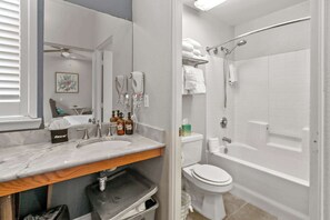 Shower, hair dryer, towels - Seaglass Studio (Oceano)
