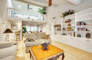 TV - Woodlands Escape: 3BR Texas Retreat w/ Forest View (The Woodlands)