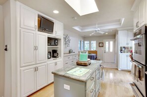 Fridge, microwave, oven, stovetop - Woodlands Escape: 3BR Texas Retreat w/ Forest View (The Woodlands)