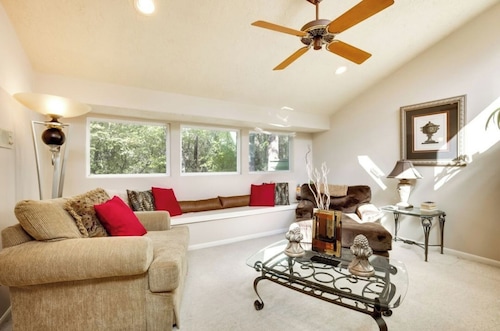 Woodlands Escape: 3BR Texas Retreat w/ Forest View