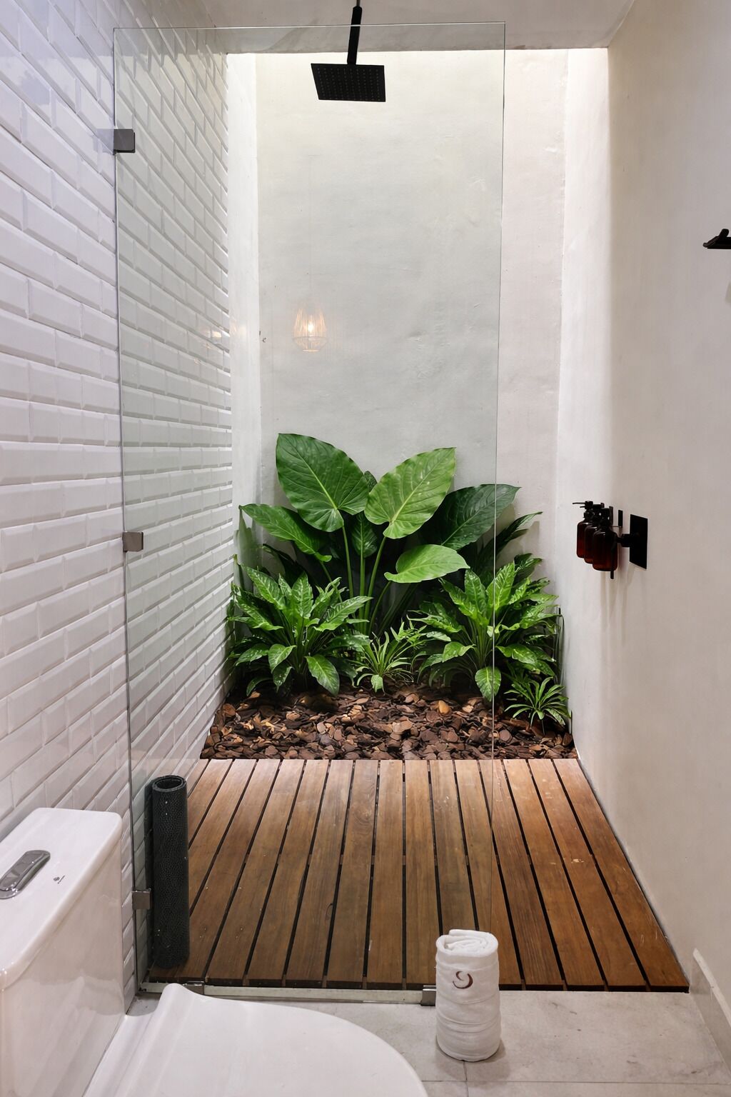 Secadora de cabello, toallas, jabón, shampoo 