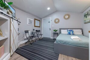 Tabla de planchar con plancha, cuna de viaje, wifi y ropa de cama 