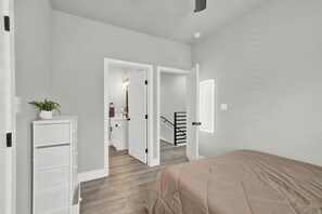 Tabla de planchar con plancha, wifi y ropa de cama 