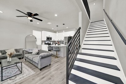 Pet-Friendly 3BR/3BA • 15 Min to Airport