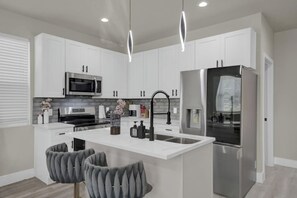 Refrigerador, microondas, horno y parrilla de estufa 