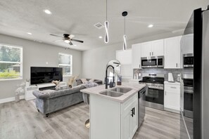 Refrigerador, microondas, horno y parrilla de estufa 