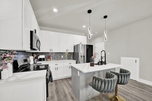 Refrigerador, microondas, horno y parrilla de estufa 