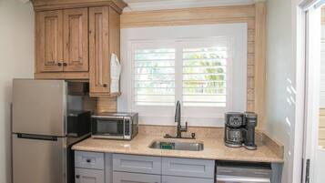 Kühlschrank, Mikrowelle, Herdplatte, Geschirrspüler