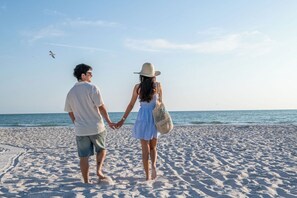 On the beach - King Bed-Step to Madeira Beach-Heated Pool-Private (Madeira Beach)