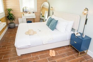 Tabla de planchar con plancha, cuna de viaje, wifi y ropa de cama