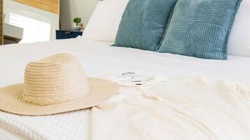 Tabla de planchar con plancha, cuna de viaje, wifi y ropa de cama