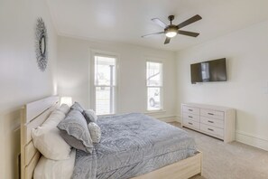 Iron/ironing board, WiFi, bed sheets - Walk to Downtown Blair•Game Room +Fireplace (Blair)