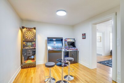Walk to Downtown Blair•Game Room +Fireplace