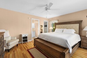 3 bedrooms, WiFi, bed sheets - 3BR Home with Pool and Parking, Solar Power (Venice)