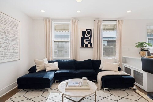 Sleeps 6 • FREE Parking • 20 Min to Times Square