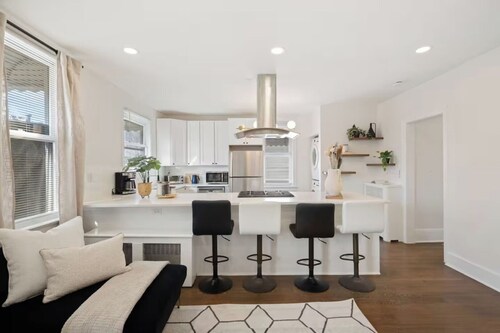 Sleeps 6 • FREE Parking • 20 Min to Times Square