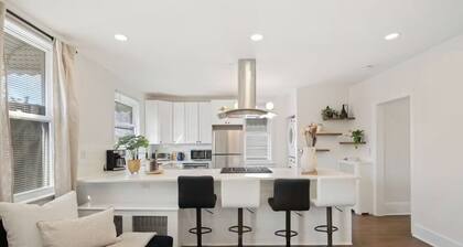 Sleeps 6 • FREE Parking • 20 Min to Times Square