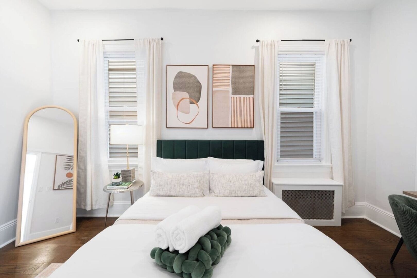 3 habitaciones, escritorio y tabla de planchar con plancha 