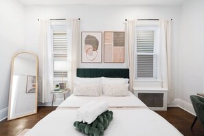 3 soverom, skrivebord, strykejern/-brett og reiseseng for barn