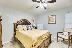 4 bedrooms, iron/ironing board, WiFi, bed sheets - Private Fenced Backyard • Pet Friendly • Grill (San Juan)