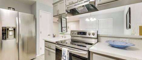 Een koelkast, een microgolfoven, een oven, een kookplaat