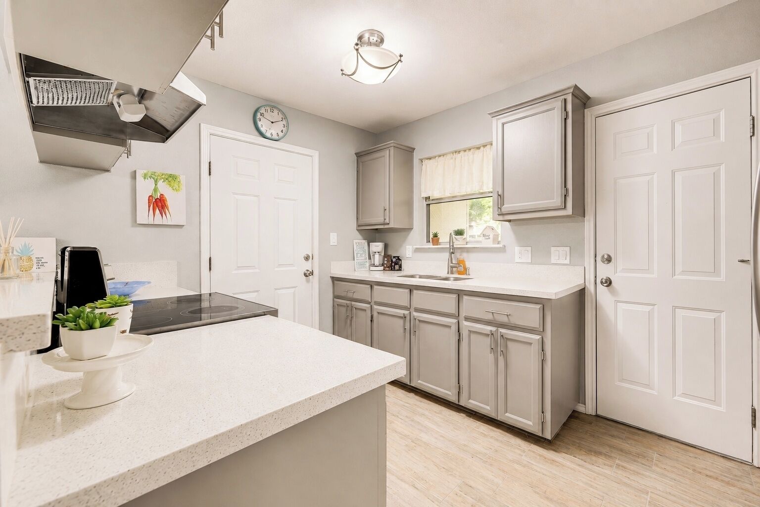 Coffee/tea maker, fridge, microwave, oven