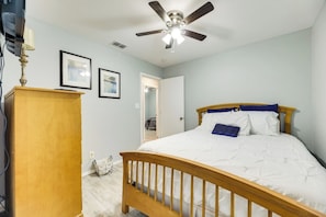 4 bedrooms, iron/ironing board, WiFi, bed sheets